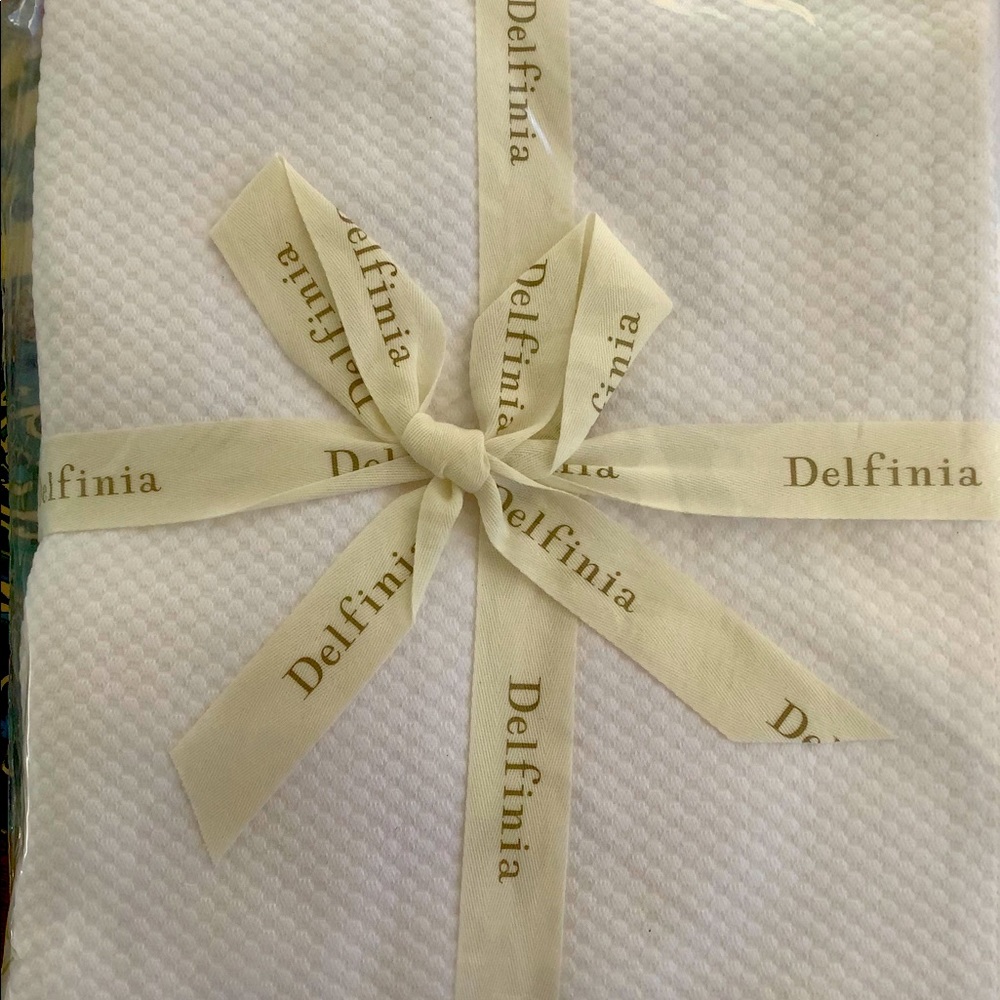 Delfinia Queen size bedskirt